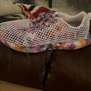 Floral and white no bull! Brand new